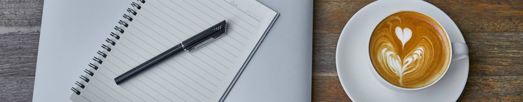 מחברת ומחשב עם קפה