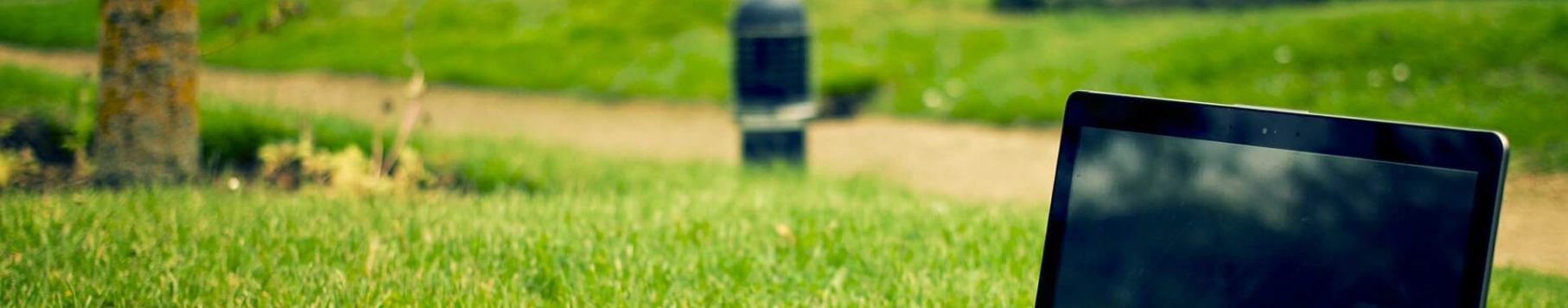 לפטופ מחשב נייד בדשא