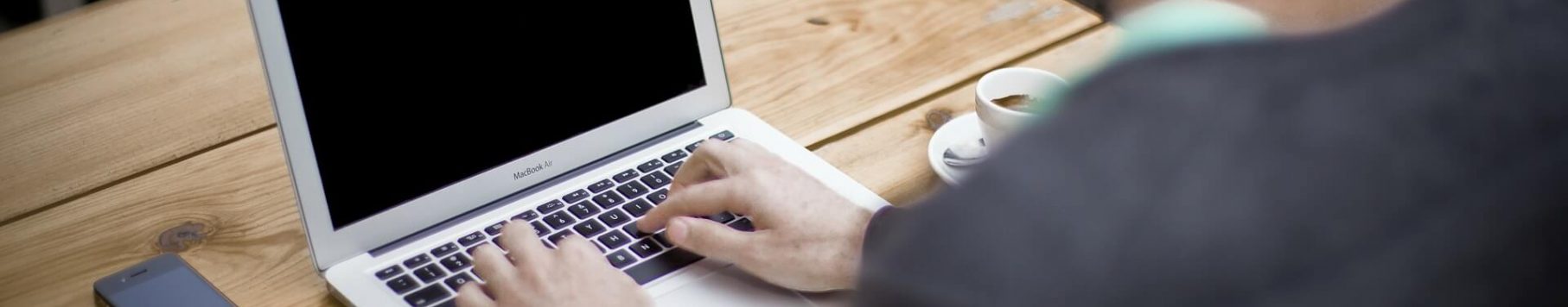 תמונת רקע איש עם מחשב